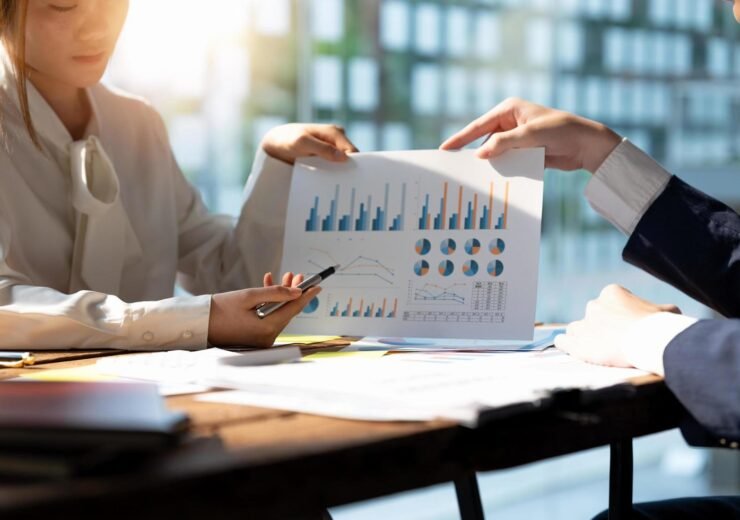 financial-accounting-investment-advisor-consulting-with-her-team-at-office-teamwork-meeting-concept-free-photo